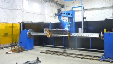 The welding robot MOTOMAN DX-100. Workpiece dimensions 2500 x 5000 mm